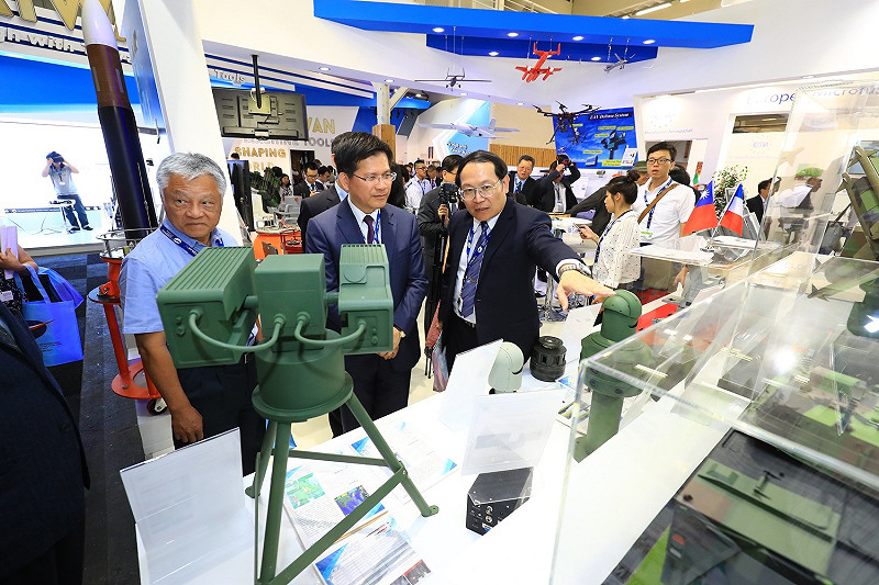 台中市長林佳龍於6月率團飛往法國，出席法國航空展台灣館記者會，並與達梭簽訂合作備忘錄，同時也參訪空中巴士公司總部、法國物聯網新創公司Sigfox。   圖 : 台中市政府/提供