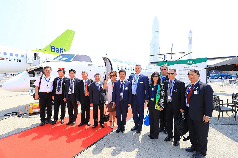 台中市長林佳龍於6月率團飛往法國，出席法國航空展台灣館記者會，並與達梭簽訂合作備忘錄，同時也參訪空中巴士公司總部、法國物聯網新創公司Sigfox。   圖 : 台中市政府/提供