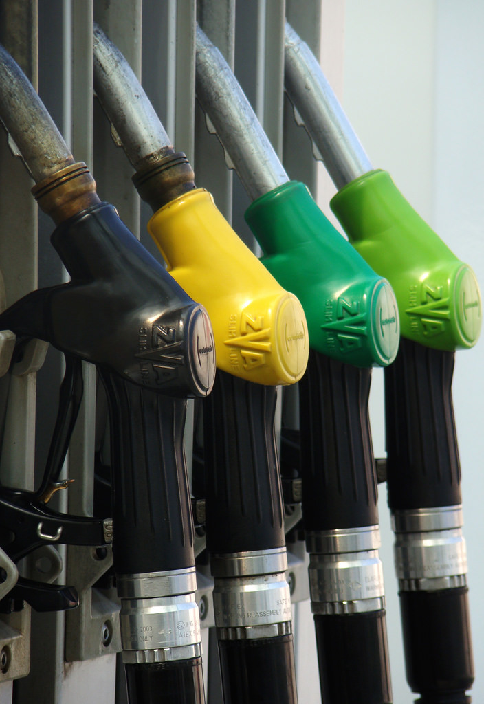 國內油價在歷經連4週下跌後，中油表示為反應國際油價走勢，依浮動油價機制計算，明(3)日凌晨零時起，將調漲各式汽、柴油價格每公升各漲3角。   圖：翻攝自Flickr網站