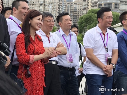 一身紅色搶眼的洋裝，台北市議員王欣儀站在柯文哲旁邊，搶走市長光芒。   圖：周煊惠／攝