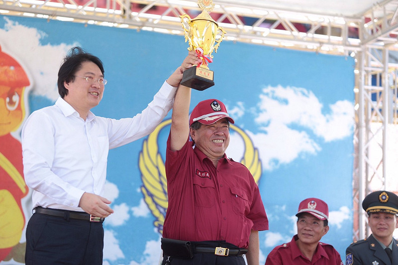 基隆市長林右昌親自出席頒發獎項給義勇消防隊。   圖：基隆市政府/提供