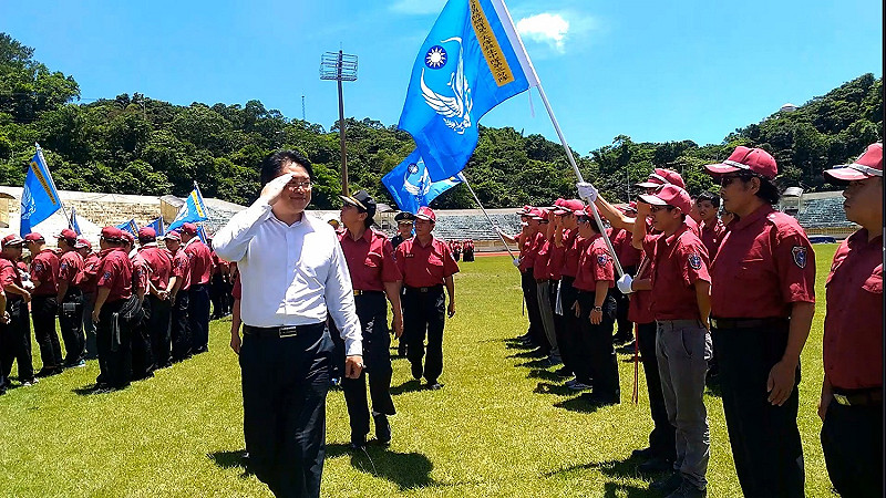 基隆市長林右昌和義勇消防隊員一起在大太陽，林右昌向義勇消防隊致敬。   圖：基隆市政府/提供