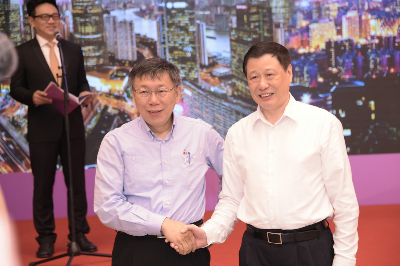 台北市長柯文哲今（1）日起展開為期3天的雙城論壇之旅，晚間與上海市長應勇會面。台北市長柯文哲（右）與上海市長應勇（左）握手。   圖:台北市府提供