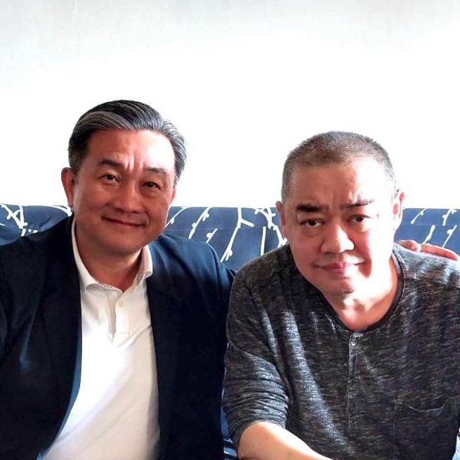 民進黨立委王定宇(左)今日拜訪中國民運人士吾爾開希．多萊特(右)，宣布吾爾開希恢復狀況良好，再經過一段時間的復健即可恢復。   圖：翻攝自 王定宇 Facebook