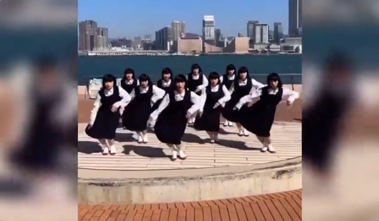 日本舞團Avantgardey在香港維多利亞港旁跳《科目三》，遭香港人罵翻，火速刪除影片。   圖：翻攝「X」@SydneyDaddy1