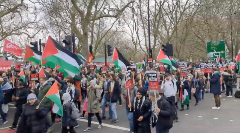 為抗議以色列朝加薩南部逾百萬難民聚集的拉法進攻，近 25 萬人聚集倫敦要求以色列停火，他們進行了目的地設定於以色列大使館的遊行，並舉行演講和靜態抗議。   圖：取自「X」@BeckettUnite