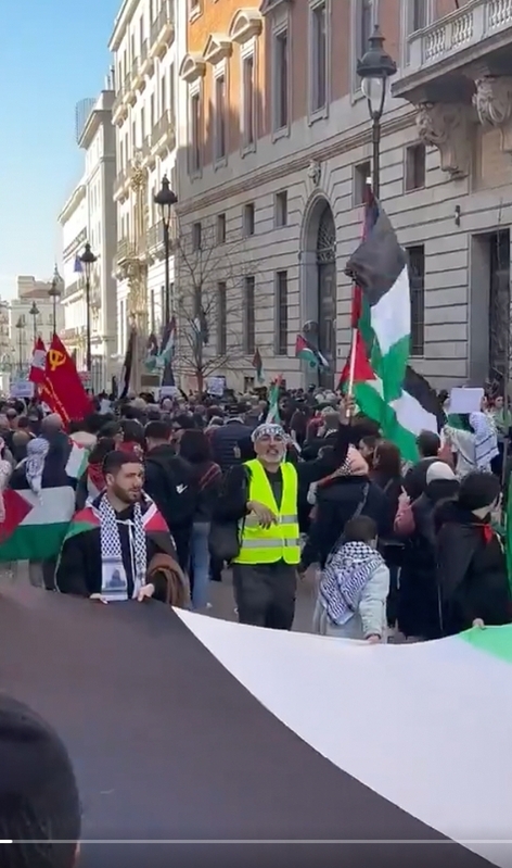 西班牙方面，數千人在馬德里街頭進行遊行，眾人從阿托查火車站來到太陽門廣場（Puerta del Sol），背後並豎立一塊大橫幅，上面題有「巴勒斯坦自由」的字樣。   圖：取自「X」@PalHighlight
