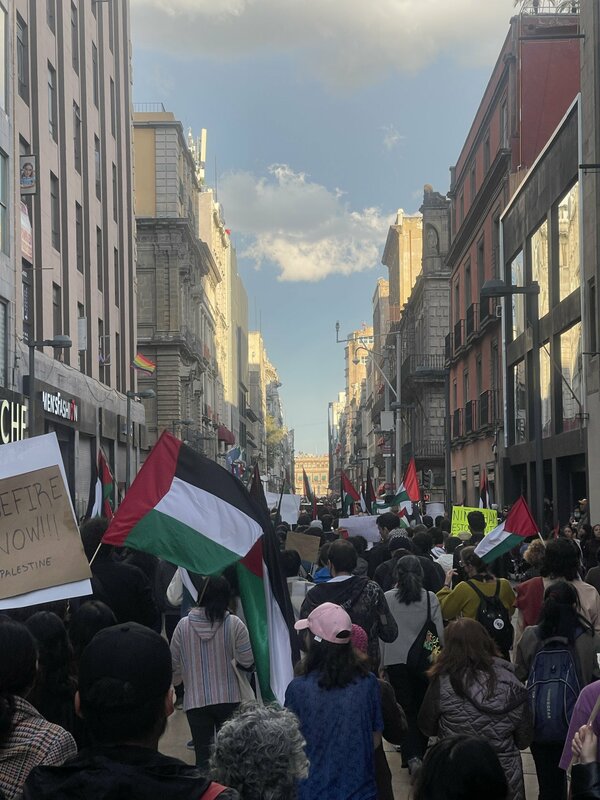 首都墨西哥城的示威者沿著該市的主幹道遊行，呼籲人們關注以色列最近對拉法的襲擊。他們要求其結束在加薩的軍事行動。   圖：取自「X」@ssbeltran