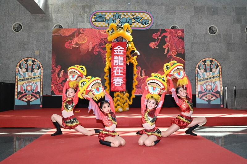 微笑唸歌團和妙璇舞蹈團帶來年節喜慶開場表演。   台中市政府文化局/提供