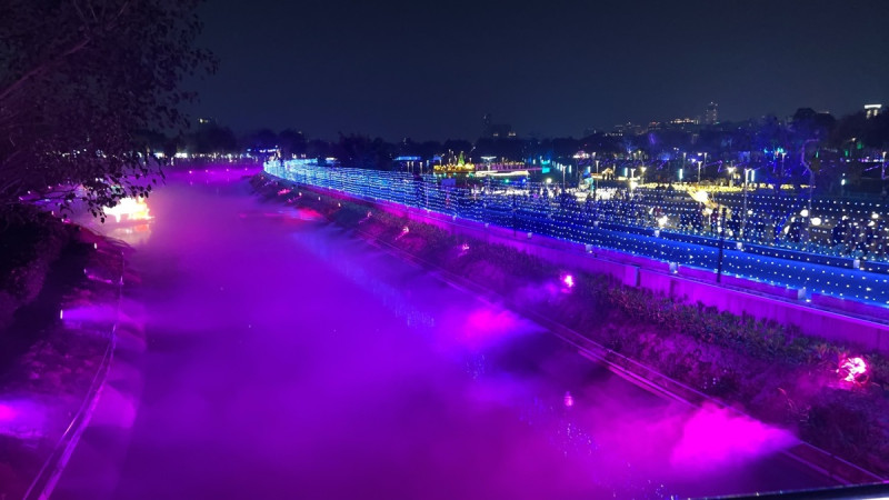 中台灣元宵燈會主燈區南面滯洪池，市府稱之為「夢幻雲河」。   台中市政府/提供