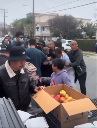 近日有影片顯示，在美國加州，一些已經在當地工作並租房的中國人與剛抵達加州的一些中國新移民在前往領取免費食物時發生了激烈衝突。   圖 : 翻攝自影片