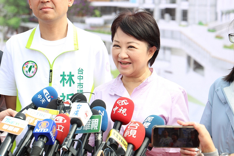盧秀燕在公開行程中說明市府處理食安問題的立場。   台中市政府/提供