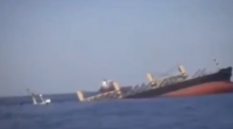 在亞丁灣航行的「Rubymar」號貨輪，最近遭到胡塞武裝攻擊，面臨沉沒危險。   圖：翻攝自 Ivan Pain X（前推特）帳號