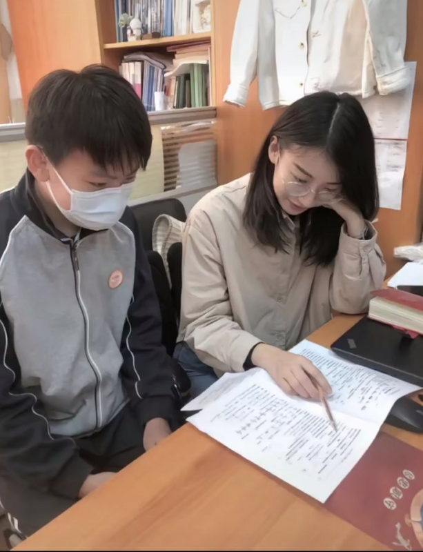 上海二中張姓教師(右)，被先生指控與16歲男學生發生關係。   圖：翻攝自蔡子博士 Chris X（前推特）帳號