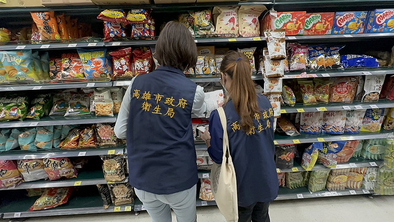 高市衛生局帶隊稽查賣場通路下架。   圖：高雄市衛生局/提供