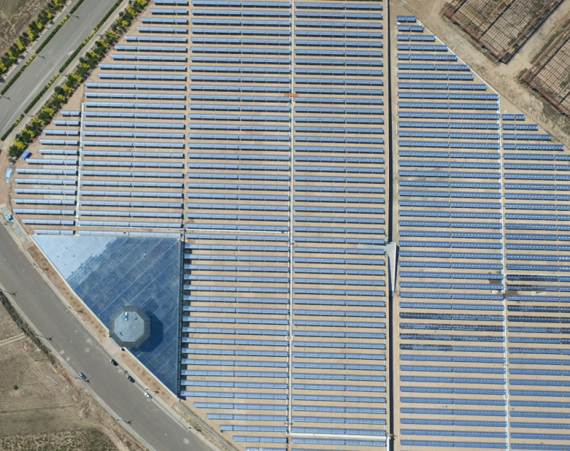 中國太陽能電池板產量，被指遠超過國際能源署估計的全球市場規模，可能低價傾銷歐美。   圖：翻攝自中國政府網