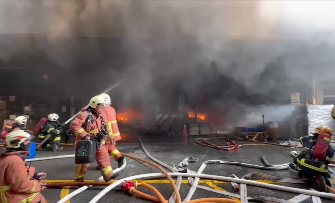 新北深坑一處廠房20日下午發生大火，刺鼻異味於晚間瀰漫於雙北   圖:新北消防局