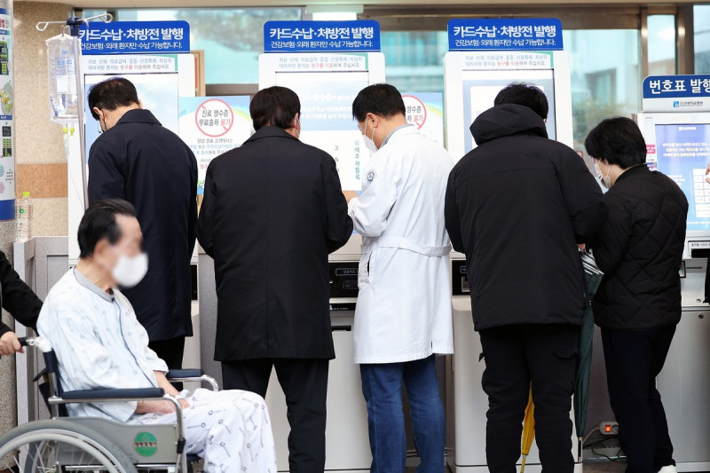 南韓醫療風暴持續延燒，韓國全國醫科大學教授協議會呼籲政府暫時撤回擴招政策，並希望與政府協商擴招人數的確切數字，盡早結束這次的危機。   圖：翻攝「X」@WatchTowerGW 