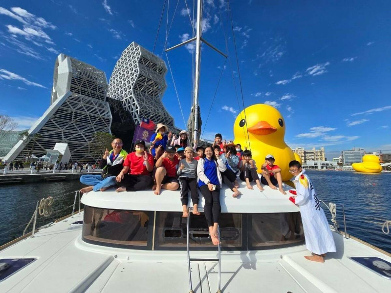 「娜美公主號」招待新威國小師生搭船看黃色小鴨。   圖：高雄市教育局/提供