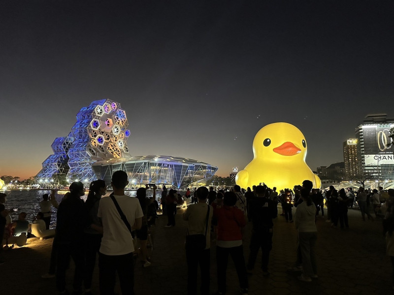 黃色小鴨又吸引大批人潮。   圖：高雄市觀光局/提供