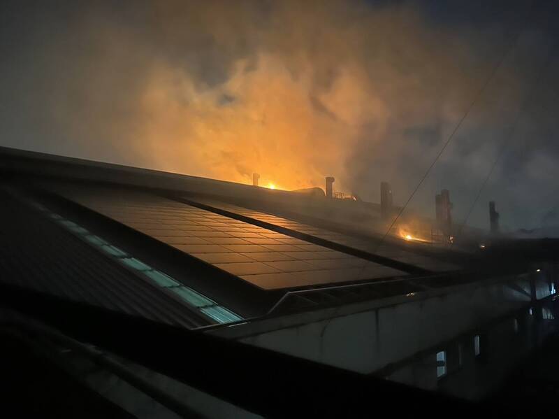 力鵬楊梅染整廠21日晚間驚傳大火。   桃園市消防局提供