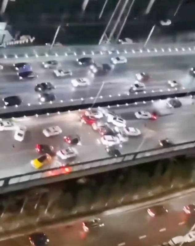 西安的高架橋成了溜冰場，數十輛汽車在高架橋連環相撞。   圖：翻攝自希望之聲-中國時局 X（前推特）帳號