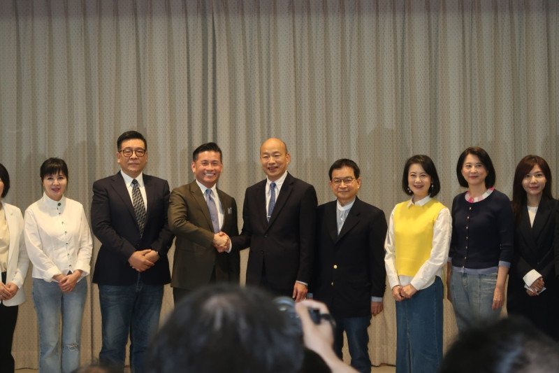 台北市議會議長戴錫欽（左三）率領議員拜會立法院長韓國瑜（左四），爭取修法調整助理費用   圖：林朝億/攝