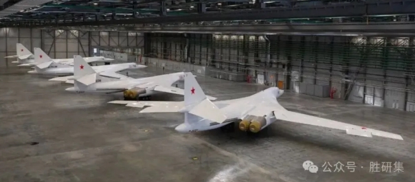 4架「白天鵝」、Tu-160M 戰略轟炸機在21日交付給俄國軍方。   圖 : 翻攝自微信公眾號/勝研集