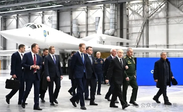 俄羅斯總統普丁親自巡視4架「白天鵝」、Tu-160M 戰略轟炸機的交付。   圖 : 翻攝自微信公眾號/勝研集