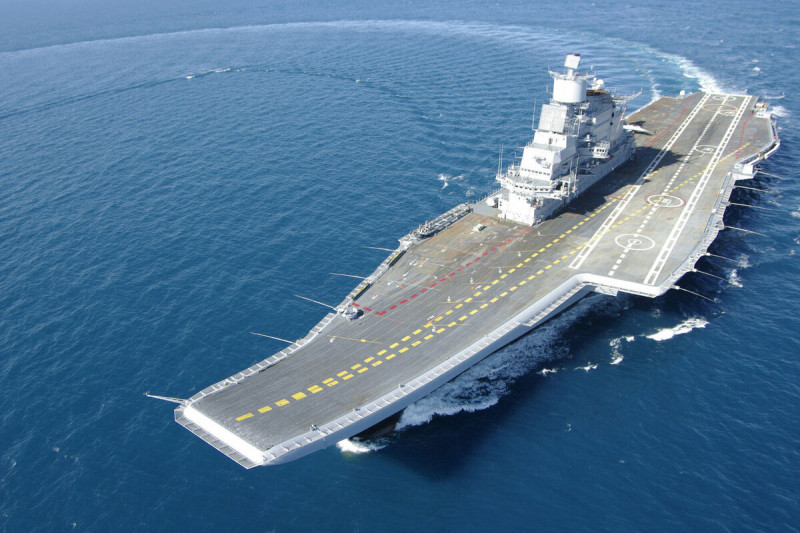 印度「維克蘭特」號航母和「超日王」號航母，將以雙航母戰鬥群的模式首次出現在「米蘭 2024」多國海軍演習上。圖為「超日王」號。   圖：翻攝自維基百科