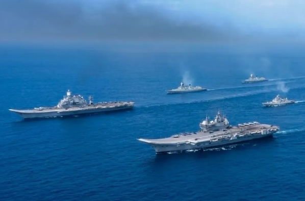 印度維克拉瑪蒂亞號與維克蘭特號，以雙航母戰鬥群的模式，參與「米蘭 2024」多國海軍演習。   圖 : 翻攝自疏密院十號