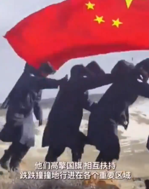 《中國新聞社》表示，好幾名中國軍人在十級狂風中艱難前行，只為讓中國旗幟飄揚在邊境線上。但被網友指出是造假。   圖：翻攝自趙蘭健 X（前推特）帳號
