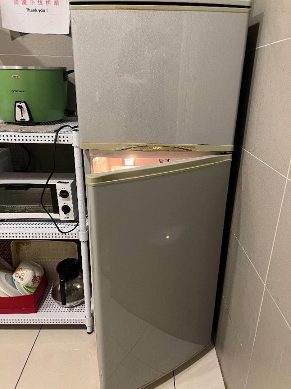 靠近冰箱發現在「漏氣」，台電21日指出，可能冰箱膠條老化變形，若冰箱冷空氣一直外洩，會造成食物容易壞掉。   圖：新頭殼／攝