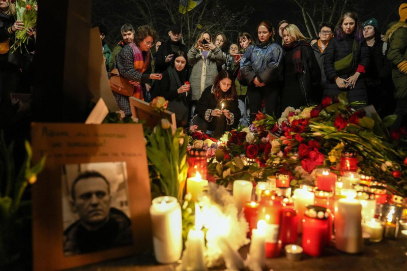 納瓦尼死後，大批俄羅斯民眾不顧當局禁止，舉行悼念活動。   圖：翻攝自 ＠Himalaya_bear1 X帳號