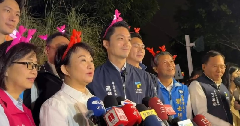 盧秀燕與蔣萬安一同逛中台灣元宵燈會，兩人都強調2028年總統大選，兩人只會一直合作，永遠不會競爭。   台中市政府/提供