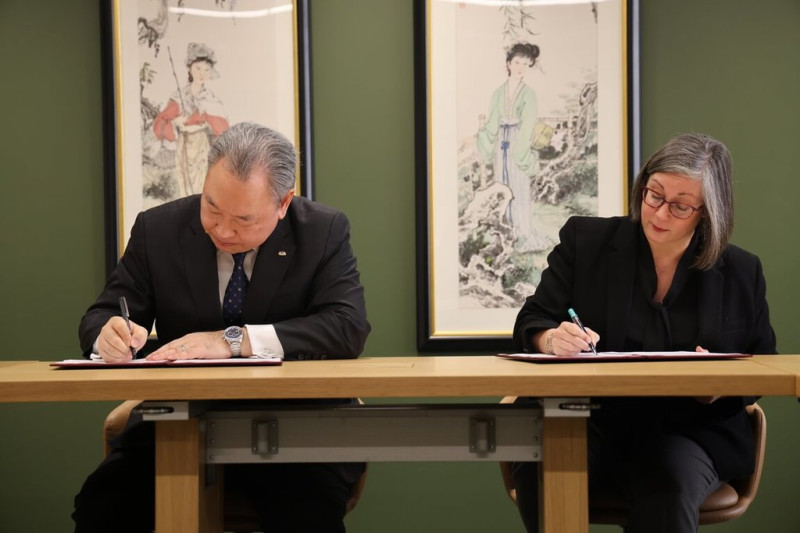 駐美代表俞大㵢（左）和美國在台協會執行理事藍鶯（右）簽署「台美國際發展合作備忘錄」。   圖：駐美代表處提供