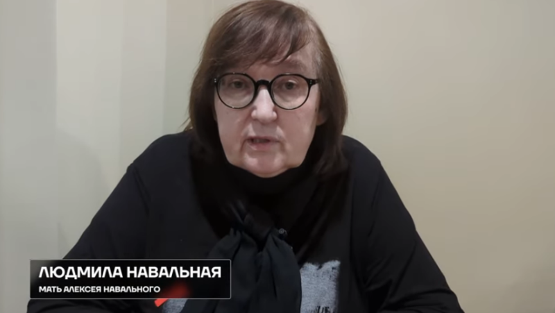 俄羅斯反對派領袖納瓦尼的母親柳德米拉拍攝影片，說明自己看到兒子遺體的情形，並聲稱遭到當局施壓秘密埋葬兒子。   圖：翻攝自納瓦尼YoTube頻道