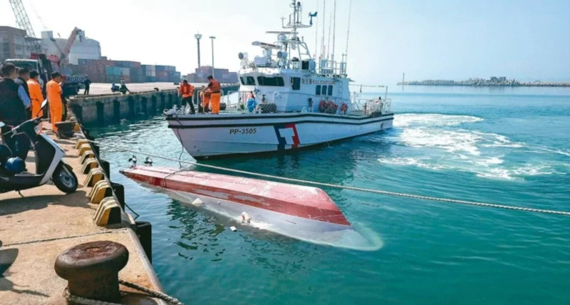 一艘「3無」中國籍快艇越界闖入金門海域遭海巡署人員追緝拒檢蛇行翻覆，造成2死2傷。（資料照片）   圖：海巡署提供