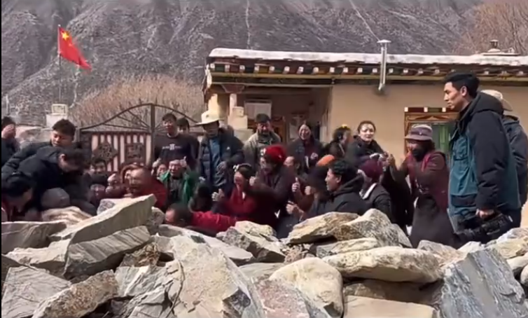 無力阻止政府工作人員的喇嘛與藏民們，只能下跪求情。   圖：翻攝自李老師不是你老師