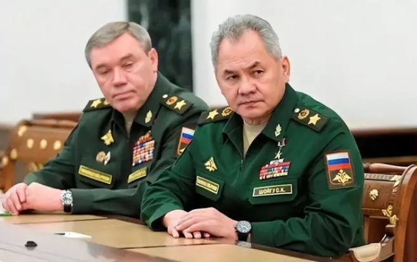  俄國國防部長紹伊古(右)與總參謀長格拉西莫夫。 圖 : 翻攝自騰訊網/黃娜老師 