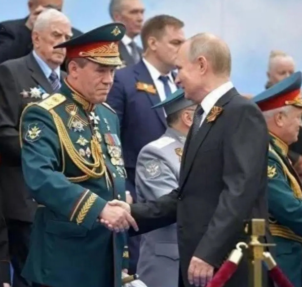  格拉西莫夫(左)主持過4次的紅場閱兵典禮，圖為他與俄國總統普丁握手。 圖 : 翻攝自騰訊網/黃娜老師 