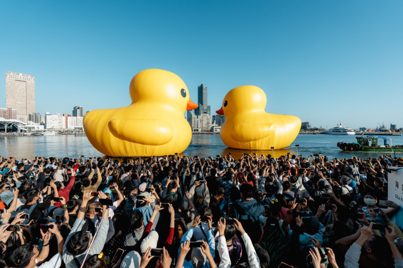 黃色小鴨迄今吸引超過800萬人次參觀。   圖：高雄市觀光局/提供