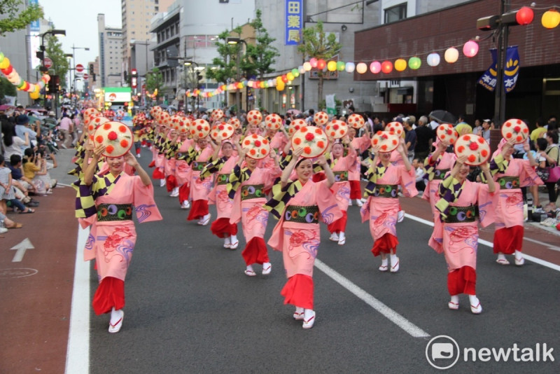 臺南在日本的姊妹市山形市與仙台市，也來熱情參與踩街，來自山形市的花笠舞俑團，將帶來日本東北四大祭之一花笠祭的特色舞蹈。   圖：台南市政府提供