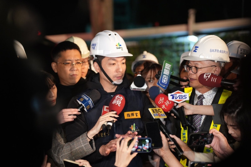 台北市慶城街內的新建工地發生坍塌，蔣萬安說，主因是工地內導溝支撐力不夠，造成道路下陷。   圖：翻攝蔣萬安臉書