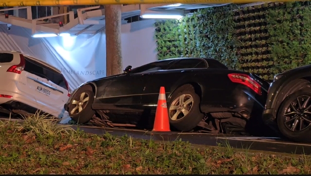 台北市慶城街內的新建工地發生坍塌，周邊停放車輛遭波及。   