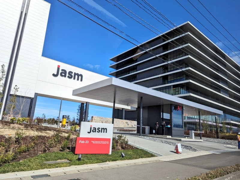 台積電熊本廠（JASM）已於昨日舉行開幕儀式，有外媒比較台積電在日本與美國兩國遭遇的情況，指出有三大原因造成日本廠能超車美國廠。   圖：翻攝「X」@biccameraman