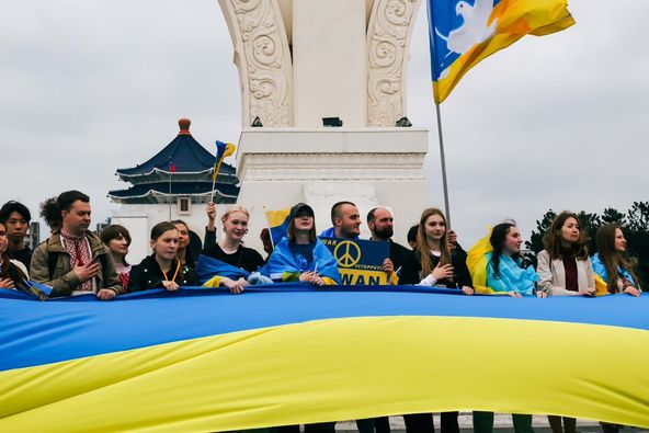 「台灣烏克蘭陣線」在俄烏戰爭滿兩週年的今日於大安森林公園舉辦和平遊行，隊伍一路徒步走到中正紀念堂。   圖：翻攝自 李問 Facebook