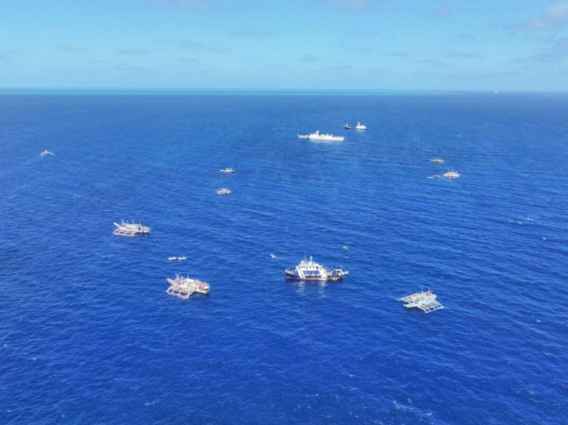 中國稱菲律賓公務船連日侵闖黃岩島，《南海戰略感知計畫》從船隻分布狀況，稱是「有組織」的挑釁行為。   圖：翻攝「X」@SCS_PI