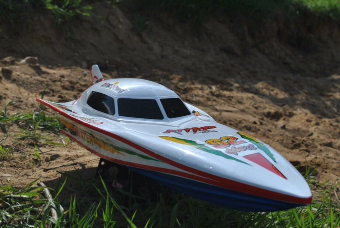 俄國媒體宣稱的「海豚」(Afalina)無人水面艦艇(USV)，外觀與市場上著名的「蝙蝠船」的遙控模型非常相似。   圖：翻攝「X」@AirAssets