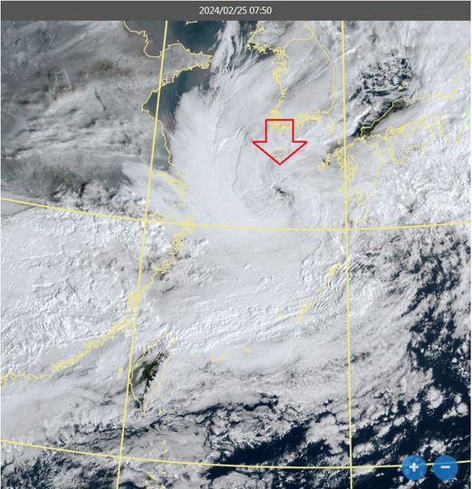 前氣象局長鄭明典曬出衛星圖表示，「低氣壓雲系很特別」。   圖：翻攝自鄭明典臉書